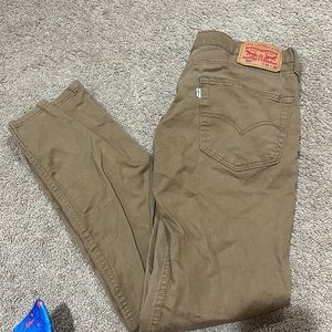 Men tan Levi’s